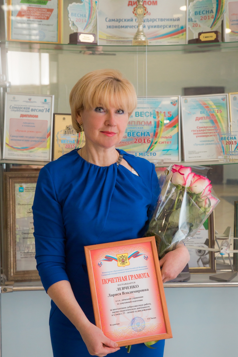 dva-professora-studentku-seks-gruppovuha-s-tolstimi-foto
