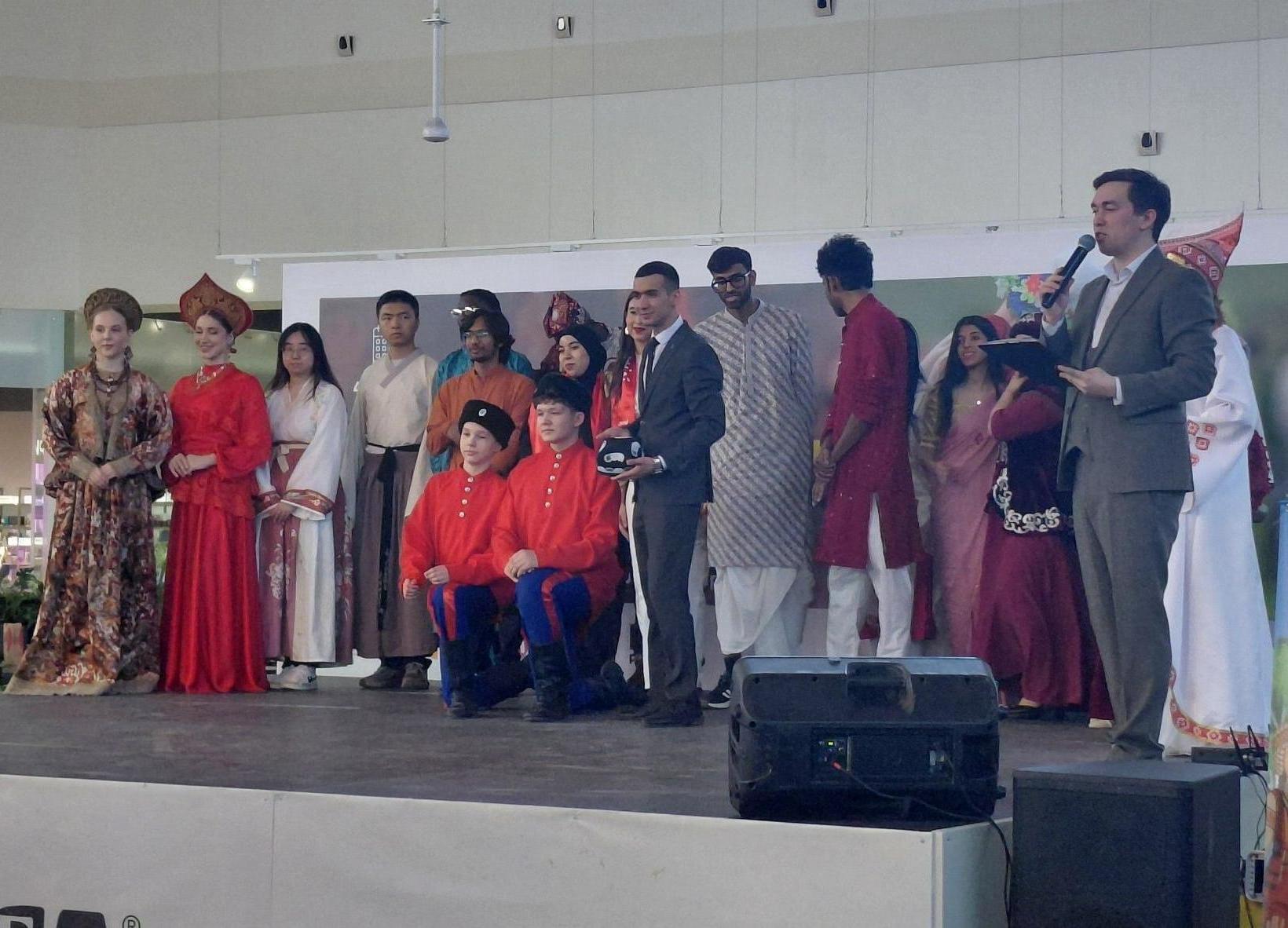 Как студенты СГЭУ объехали весь мир, не выходя из «Меги»