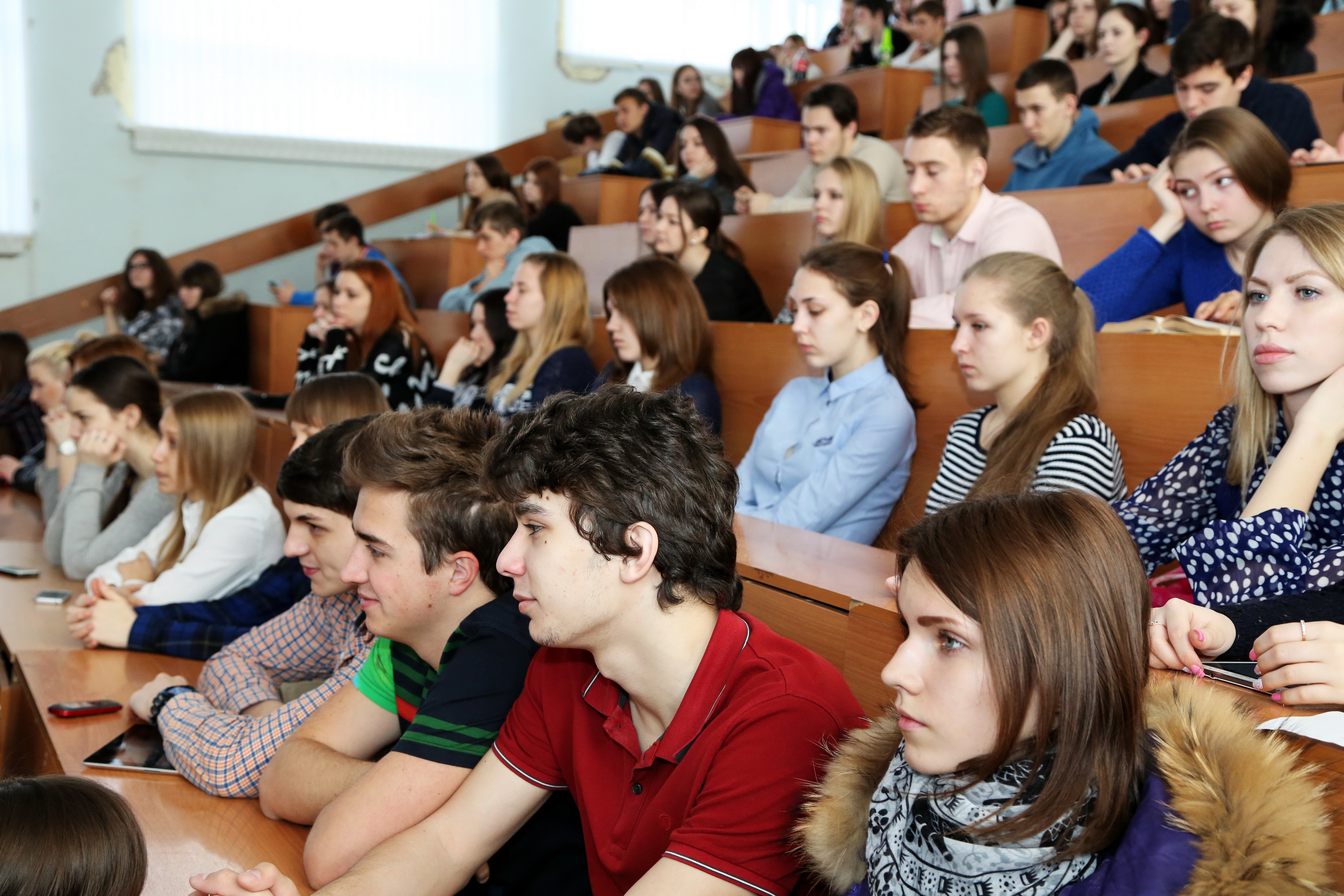 Группа российских студентов. Студенты в аудитории. Образование в вузе. Студенты в аудиториях вуза. Лекция в вузе.